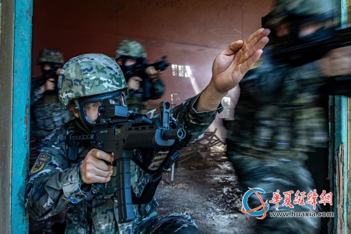 圖4：武警官兵在掩護隊友發(fā)起突擊_副本