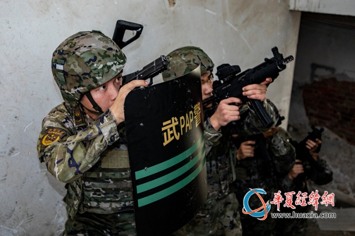 圖5：武警官兵對樓梯展開搜索_副本