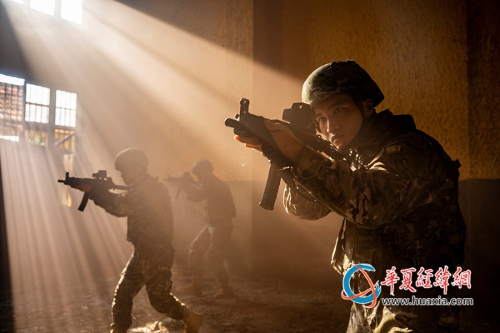 圖7：武警官兵在進行交替掩護搜索_副本