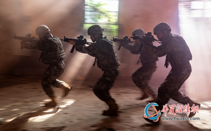 圖8：武警官兵在快速追擊目標(biāo)_副本