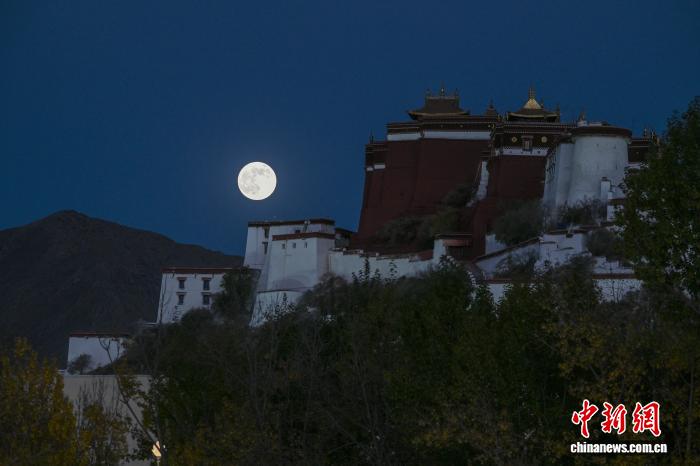 西藏：“超級月亮”現(xiàn)身拉薩夜空