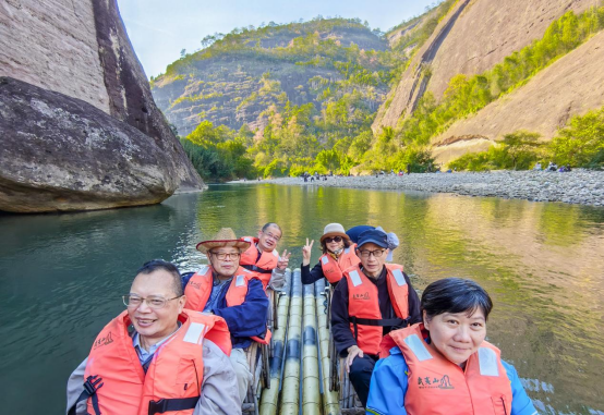 （圖）兩岸文藝工作者交流采風(fēng)暨創(chuàng)作研討會(huì)在武夷山市舉行1116429
