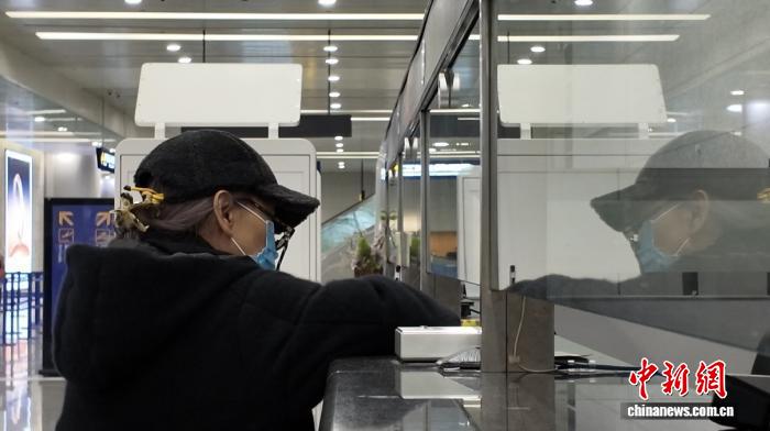 圖：20日中午，記者在上海浦東國際機(jī)場口岸T2航站樓出入境辦證窗口看到，已有當(dāng)日未持有效來往大陸出入境證件的臺胞抵達(dá)口岸后前來辦理一次有效臺灣居民來往大陸通行證。(李秋瑩 攝)