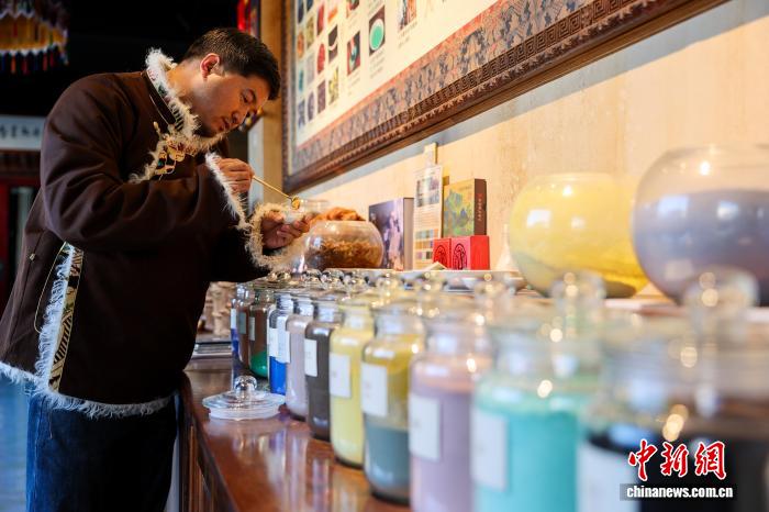 青海同仁：熱貢唐卡技藝在筆尖上代代相承