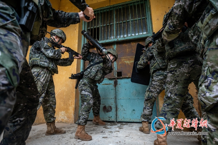圖1.武警官兵在撞門突入_副本