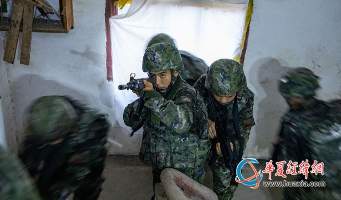 圖4.武警官兵在交替掩護(hù)快速突進(jìn)_副本