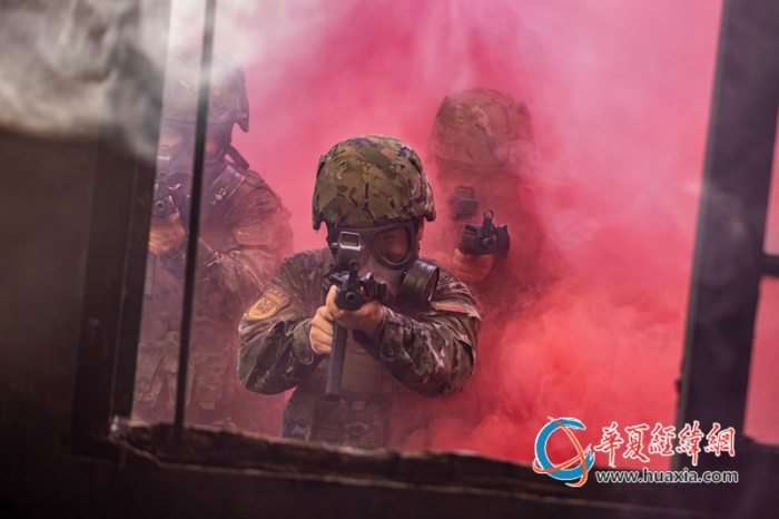 圖7.武警官兵在交替掩護(hù)搜索_副本