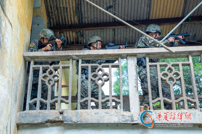 圖8.武警官兵在進(jìn)行小組協(xié)同搜索_副本