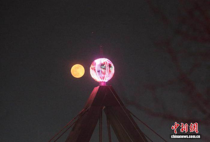2026年首個(gè)“超級(jí)月亮”現(xiàn)身青海西寧夜空