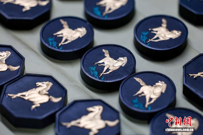 安徽歙縣：巧制徽墨迎馬年