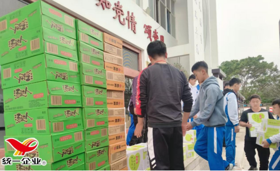 情系教育暖人心 校企同心育新苗——昆明統(tǒng)一企業(yè)到紅河縣愛心捐贈(zèng)送暖情503