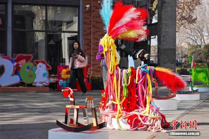 一針一線織“馬”趣南京街頭公共藝術(shù)展巧思