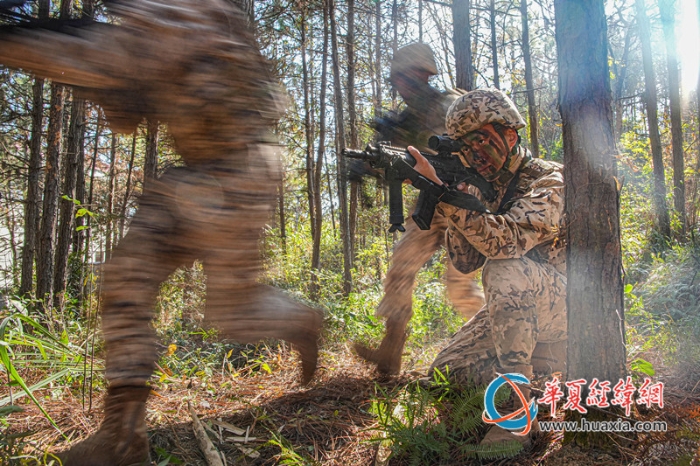 2圖為突擊小組快速出動。  涂創(chuàng) 攝_副本