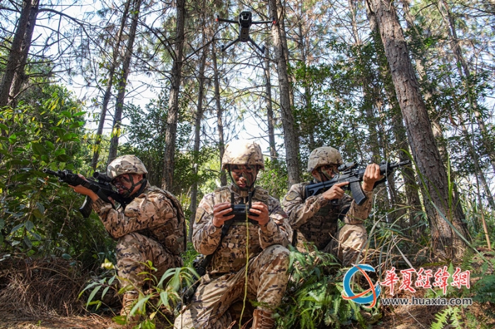3圖為偵察員利用無人機進行現(xiàn)地偵察。  涂創(chuàng) 攝_副本