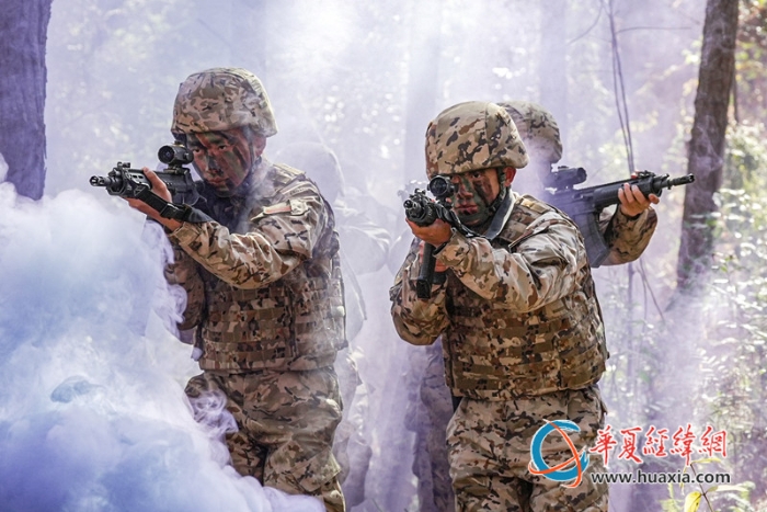 4圖為官兵交替掩護搜索目標。  涂創(chuàng) 攝_副本