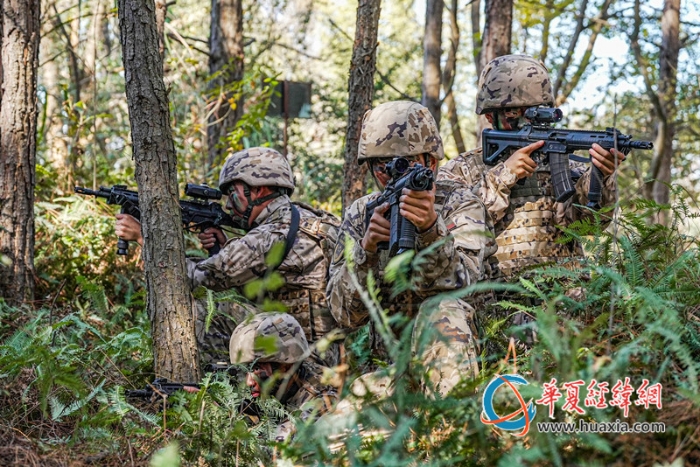 6圖為密切配合搜索目標。  寇樹玉 攝_副本