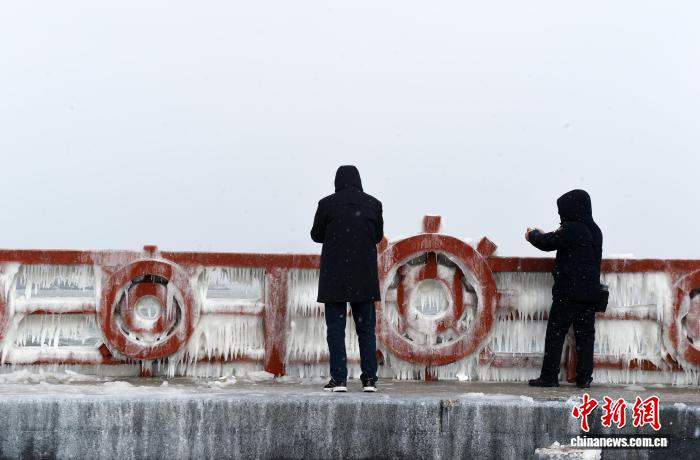 山東煙臺海濱現(xiàn)冰凌景觀