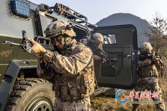 1、近日，武警廣西總隊(duì)桂林支隊(duì)組織開展冬季實(shí)戰(zhàn)化訓(xùn)練，圖為官兵們抵達(dá)任務(wù)地域后，迅速展開警戒。張辰飛 攝_副本