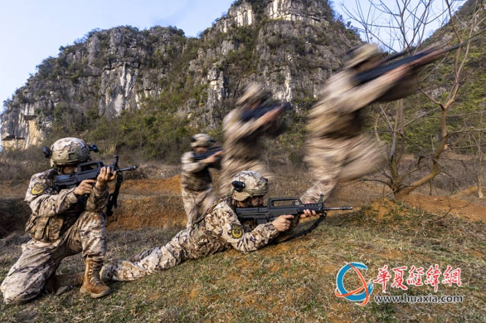2、近日，武警廣西總隊(duì)桂林支隊(duì)組織開展冬季實(shí)戰(zhàn)化訓(xùn)練，圖為官兵們交替掩護(hù)快速躍進(jìn)。張辰飛 攝_副本