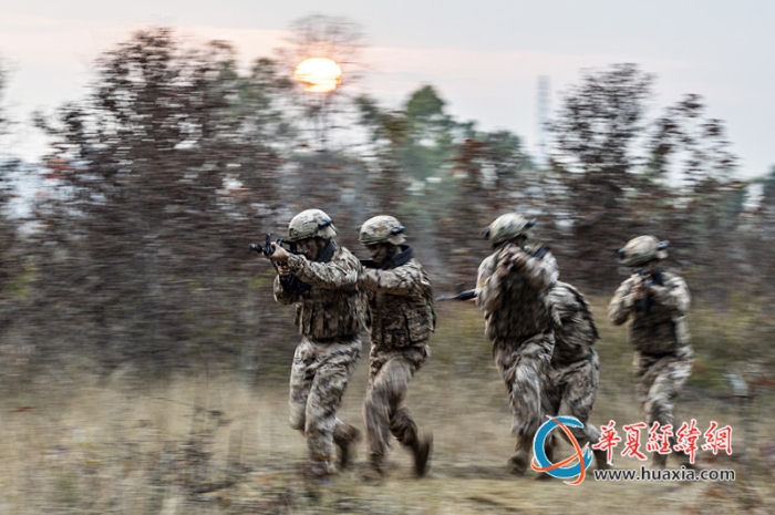 3、近日，武警廣西總隊(duì)桂林支隊(duì)組織開展冬季實(shí)戰(zhàn)化訓(xùn)練，圖為官兵們呈戰(zhàn)術(shù)隊(duì)形快速推進(jìn)。張辰飛 攝_副本