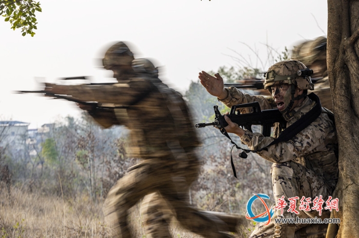4、近日，武警廣西總隊(duì)桂林支隊(duì)組織開展冬季實(shí)戰(zhàn)化訓(xùn)練，圖為官兵們快速突進(jìn)。張辰飛 攝_副本