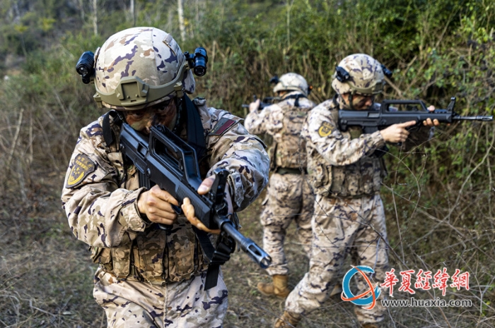 6、近日，武警廣西總隊(duì)桂林支隊(duì)組織開展冬季實(shí)戰(zhàn)化訓(xùn)練，圖為官兵們對陌生地域開展搜索。張辰飛 攝_副本