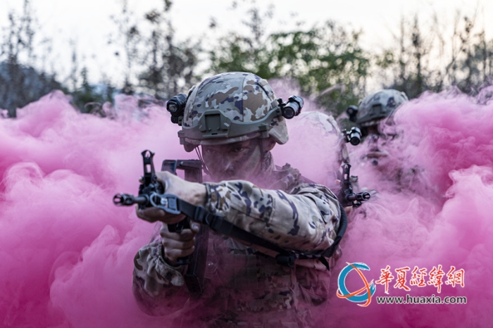 8、近日，武警廣西總隊(duì)桂林支隊(duì)組織開展冬季實(shí)戰(zhàn)化訓(xùn)練，圖為官兵在煙霧掩護(hù)下呈戰(zhàn)斗隊(duì)形快速推進(jìn)。張辰飛 攝_副本