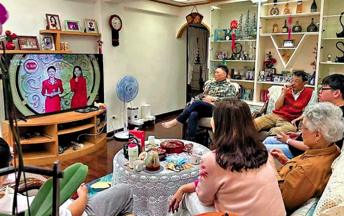 臺(tái)灣同胞在島內(nèi)看央視馬年春晚