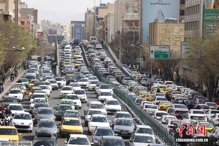 當?shù)貢r間2月28日，伊朗遭受美國、以色列軍事打擊，多枚導彈擊中德黑蘭市中心多處目標，受襲擊影響，德黑蘭街頭出現(xiàn)交通擁堵狀況。