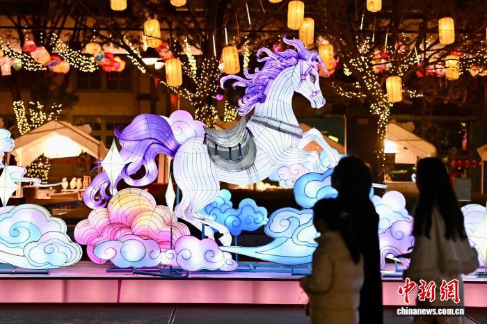 3月2日晚，福建福州中國(guó)船政文化園燈火璀璨，市民紛紛前往參觀正在舉辦的第二十四屆“兩馬同春鬧元宵”燈會(huì)。圖為馬造型燈組吸人眼球?！≈行律缬浾?王東明 攝