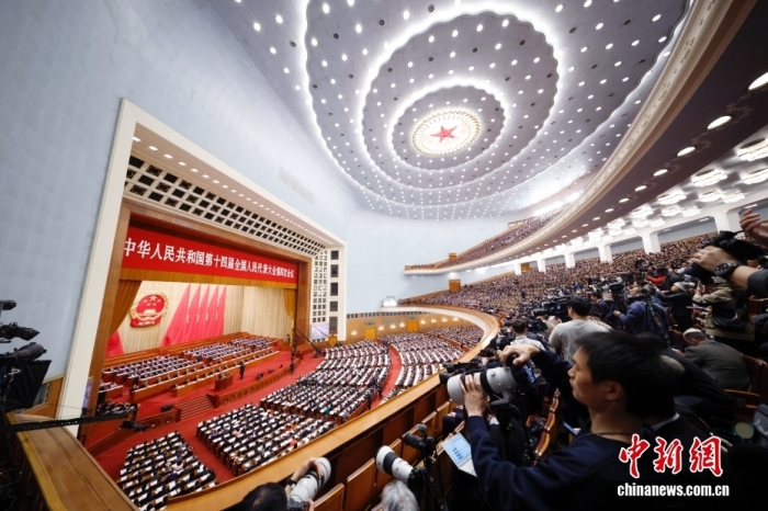 3月5日，十四屆全國人大四次會(huì)議開幕會(huì)在北京人民大會(huì)堂舉行。<a target='_blank' href='/'>中新社</a>記者 韓海丹 攝