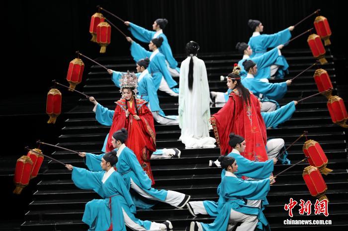 2月25日晚，浙江小百花越劇團(tuán)在桃園展演中心演出《我的大觀園》，圖為劇中賈寶玉大婚沖喜的經(jīng)典場景。中新社記者 劉大煒 攝